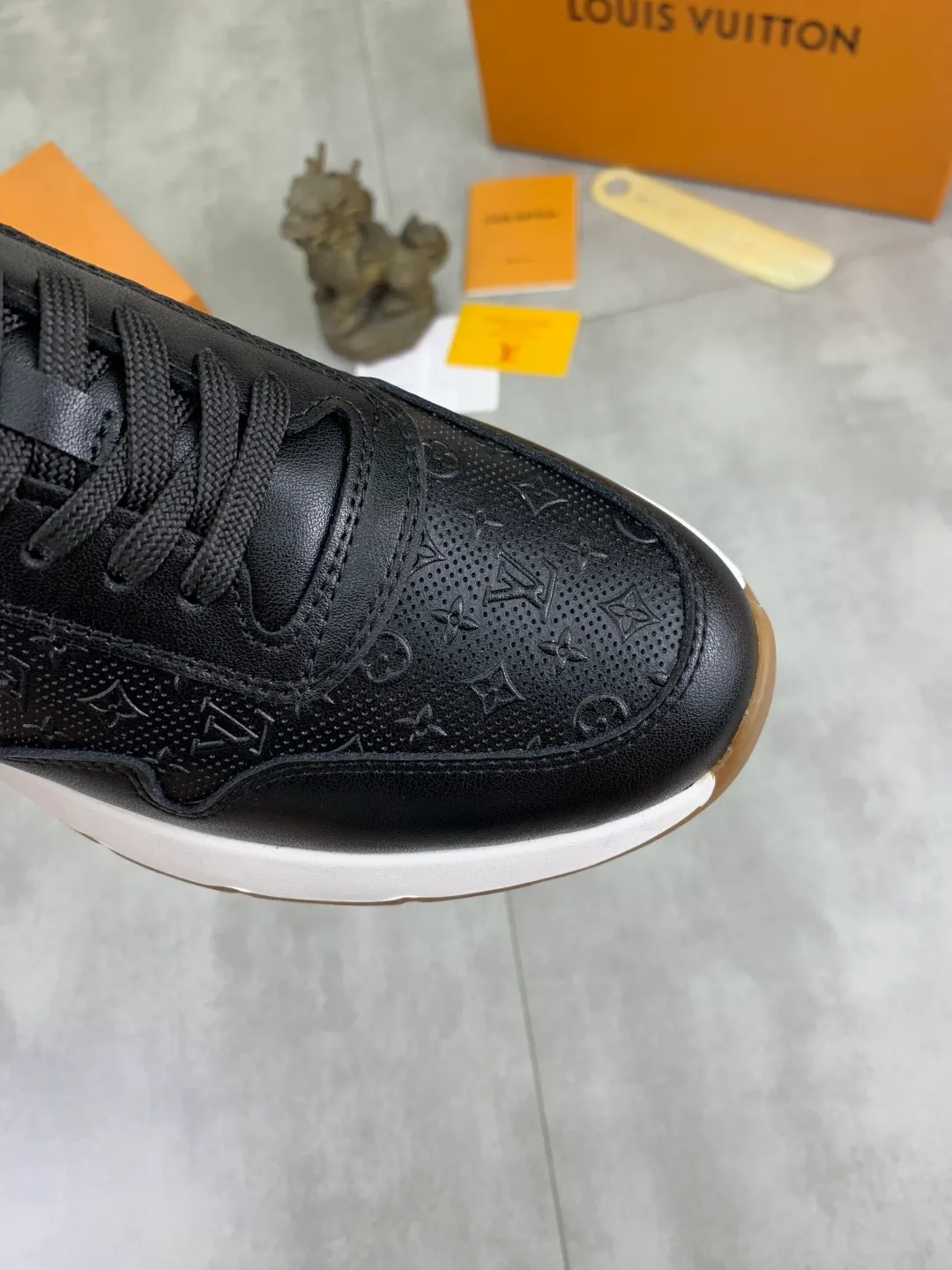 Men's Men's Shoes 💰P440💰【New Style】Yangli🆘 💭💭New model launched【LOUlS VUlTTON】Louis Vuitton's new low-top men's shoes, high quality, support inspection! This style comes from Italy with a variety of styles, very energetic and creative, giving people a comfortable and atmospheric visual impact❗Synchronization, the upper is made of silk calfskin with original LV, imported soft sheepskin lining🐑Purely hand-stitched; LV original rubber outsole 2️⃣color options available Size: 38~44